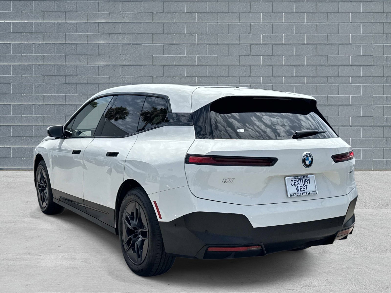 Certified 2023 BMW iX xDrive50 w/ Convenience Package AWD/4WD image 3