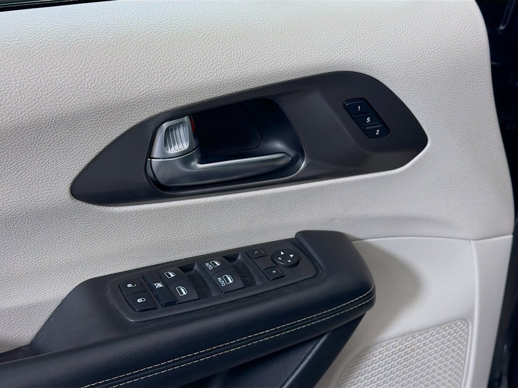Used 2022 Chrysler Pacifica Touring-L FWD image 19
