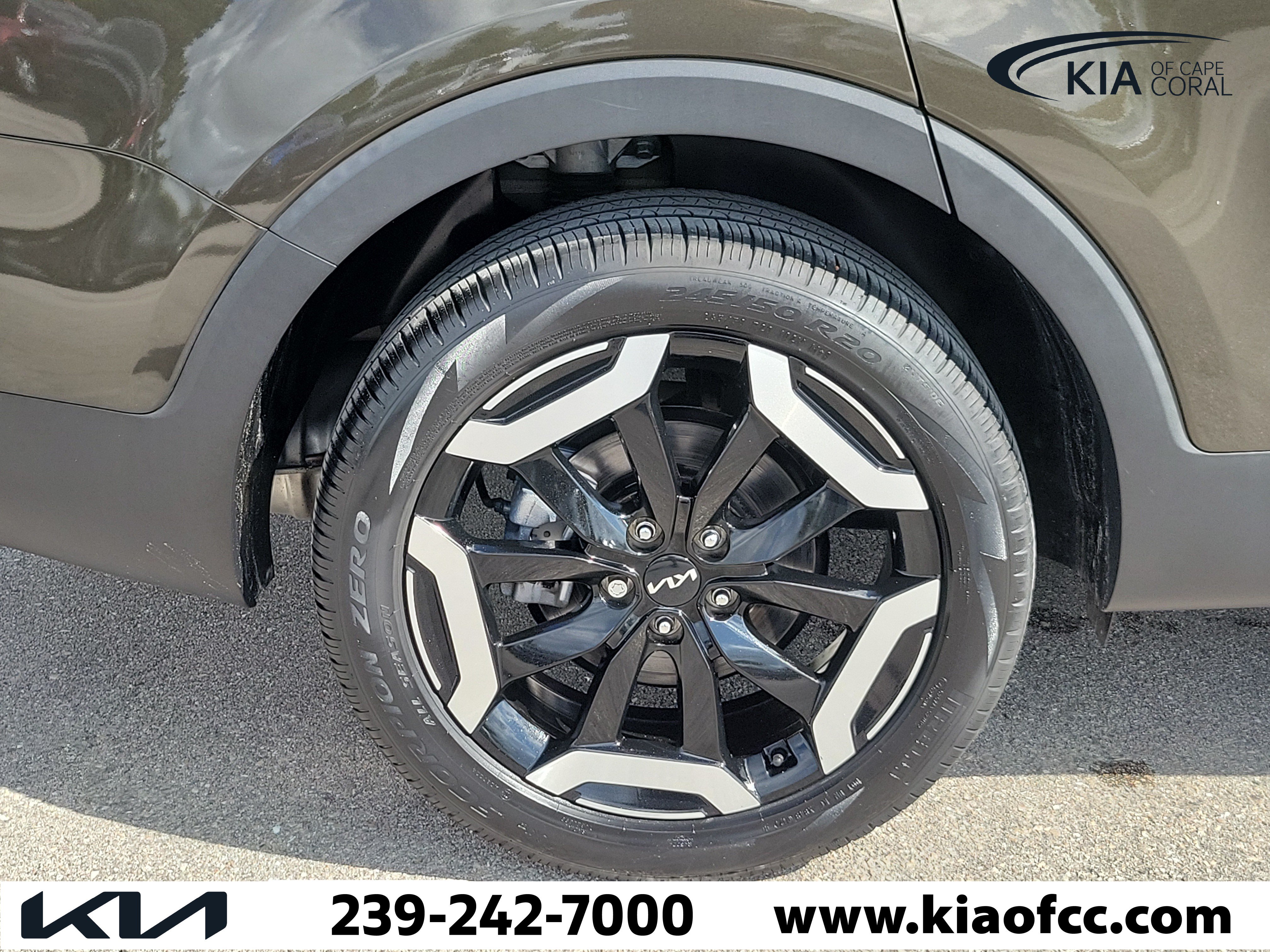 Certified 2024 Kia Telluride EX w/ EX Captain's Chair Package FWD image 9