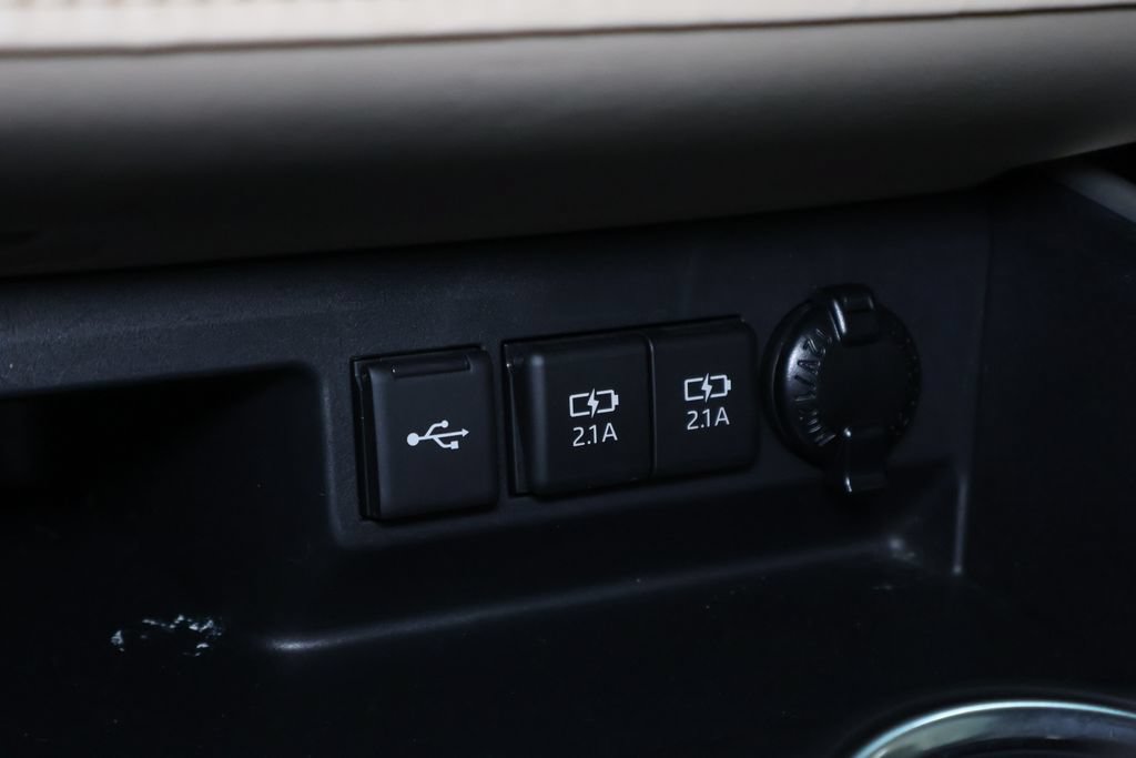 Used 2021 Toyota Highlander XLE AWD/4WD image 32