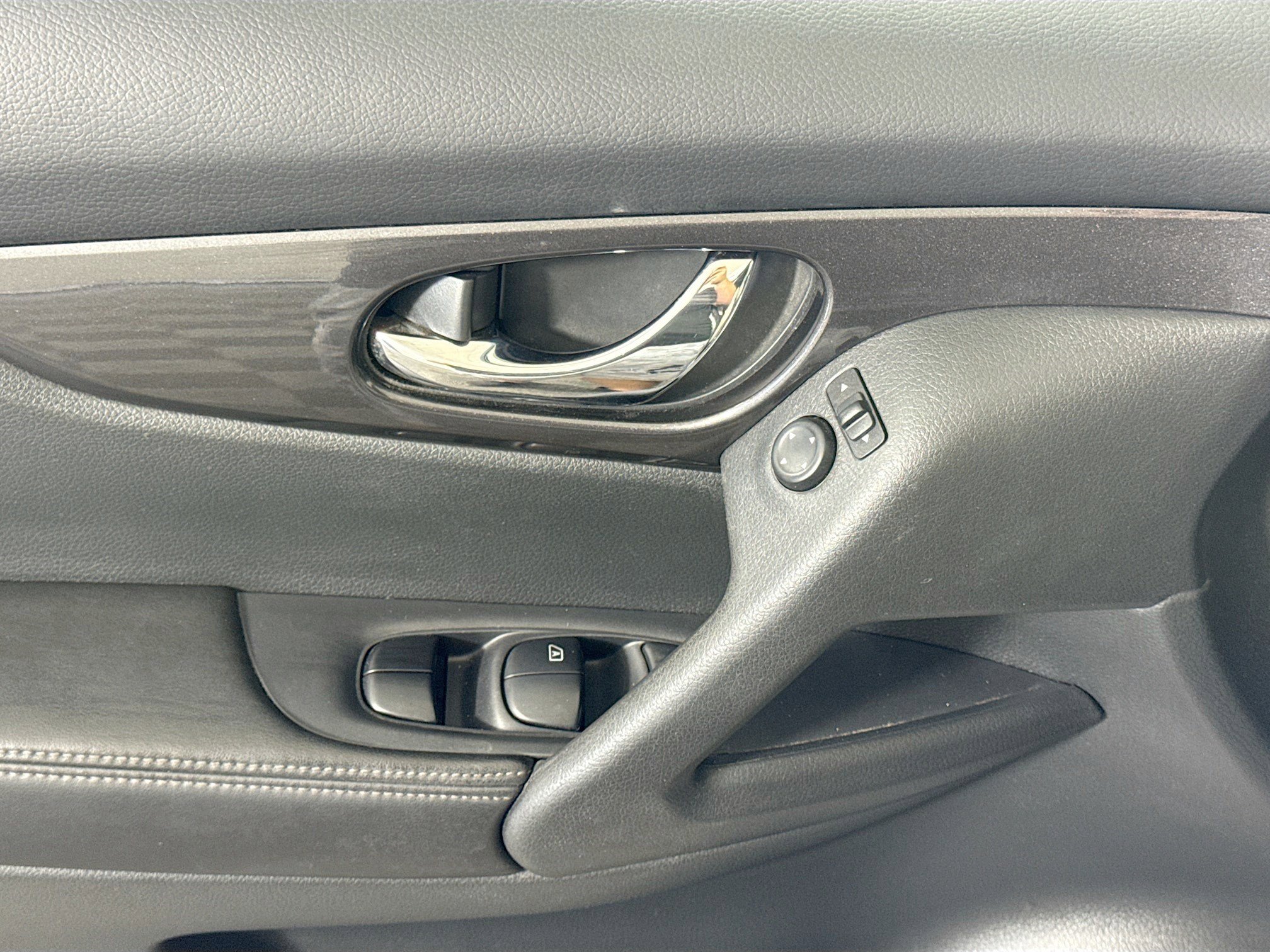 Used 2019 Nissan Rogue SV image 24