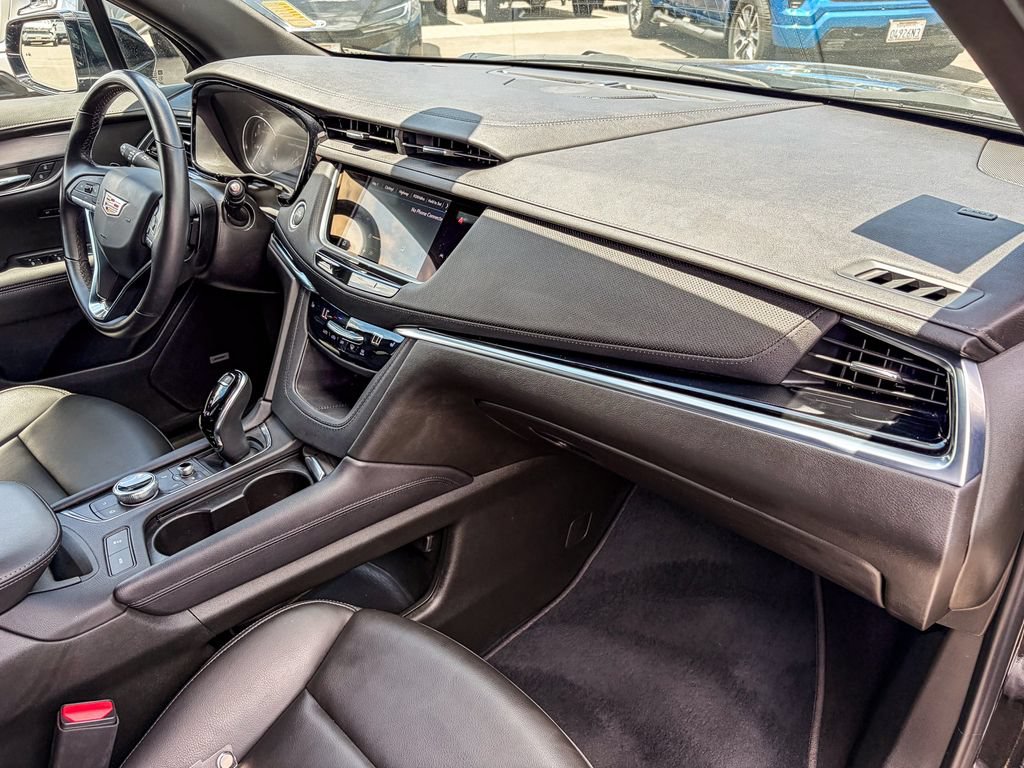 Certified 2025 Cadillac XT6 Luxury FWD image 30