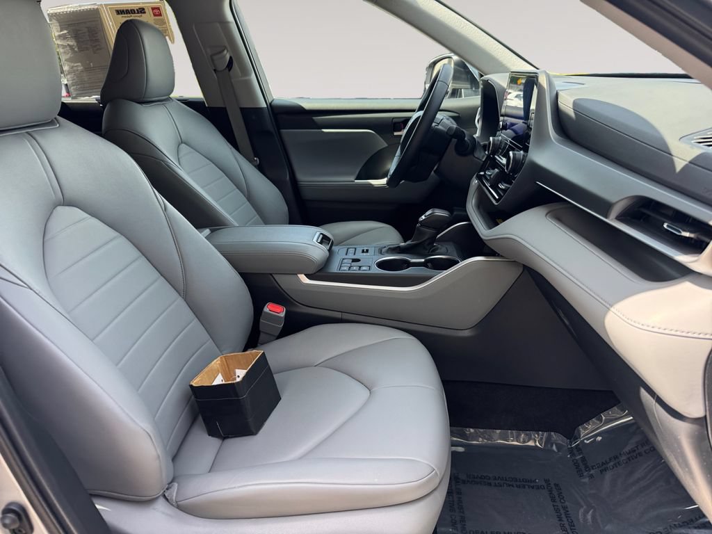 Used 2024 Toyota Highlander XLE AWD/4WD image 15