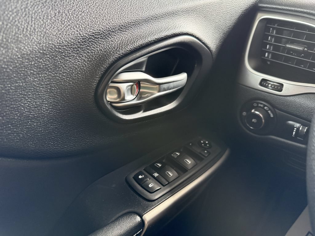 Used 2019 Jeep Cherokee Latitude w/ Popular Appearance Group FWD image 20