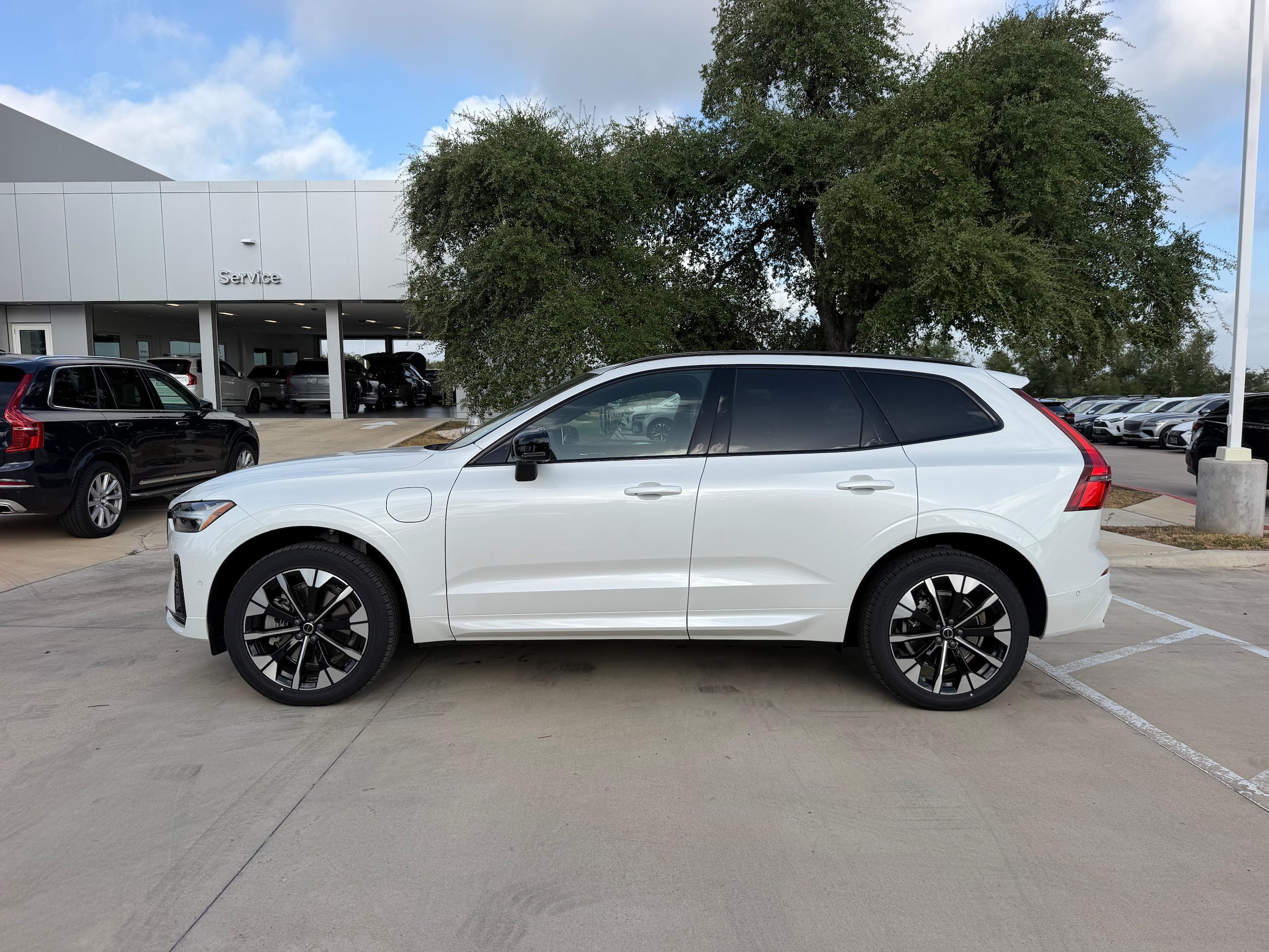 Certified 2026 Volvo XC60 T8 Plus AWD/4WD image 3
