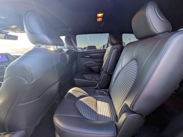 Used 2023 Toyota Highlander XSE image 12