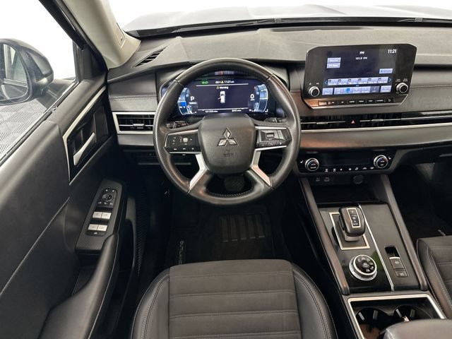 Used 2023 Mitsubishi Outlander SE AWD/4WD image 3