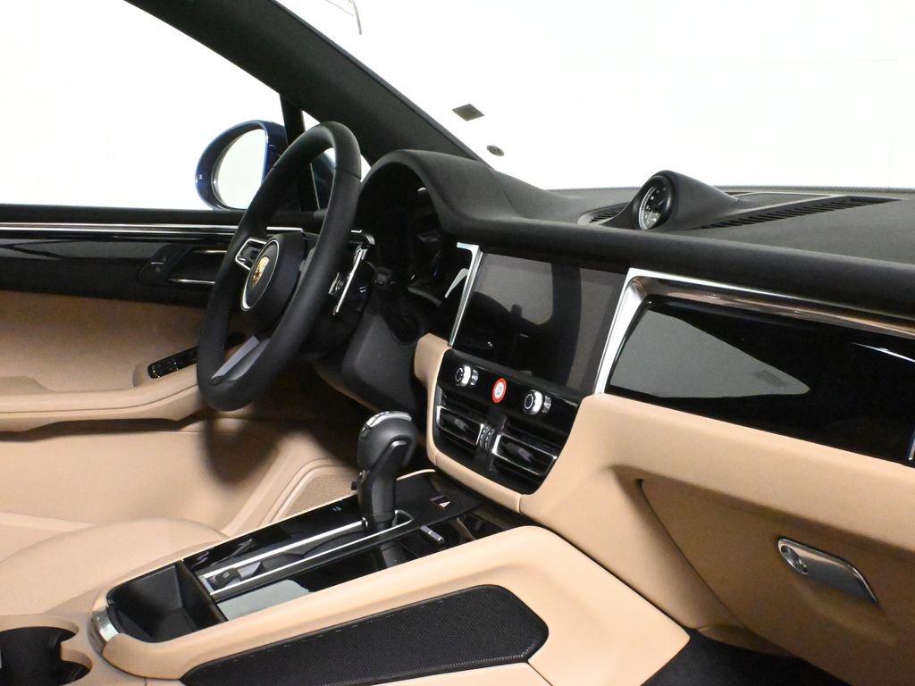 Used 2025 Porsche Macan AWD/4WD image 40