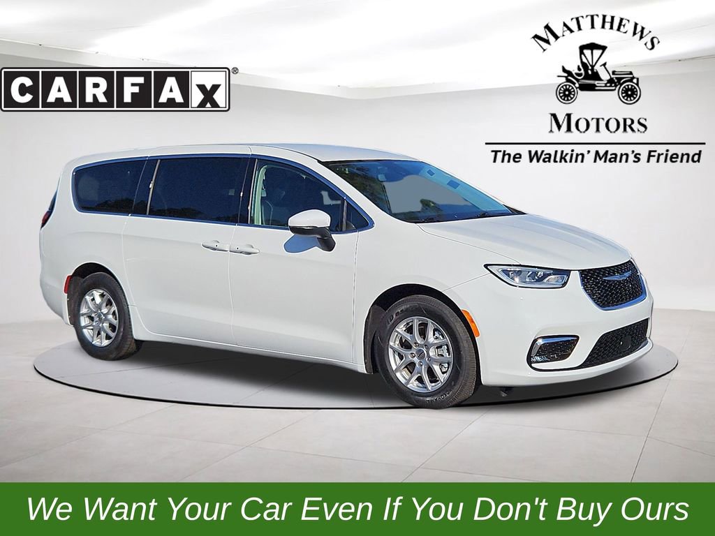 Used 2023 Chrysler Pacifica Touring-L image 1