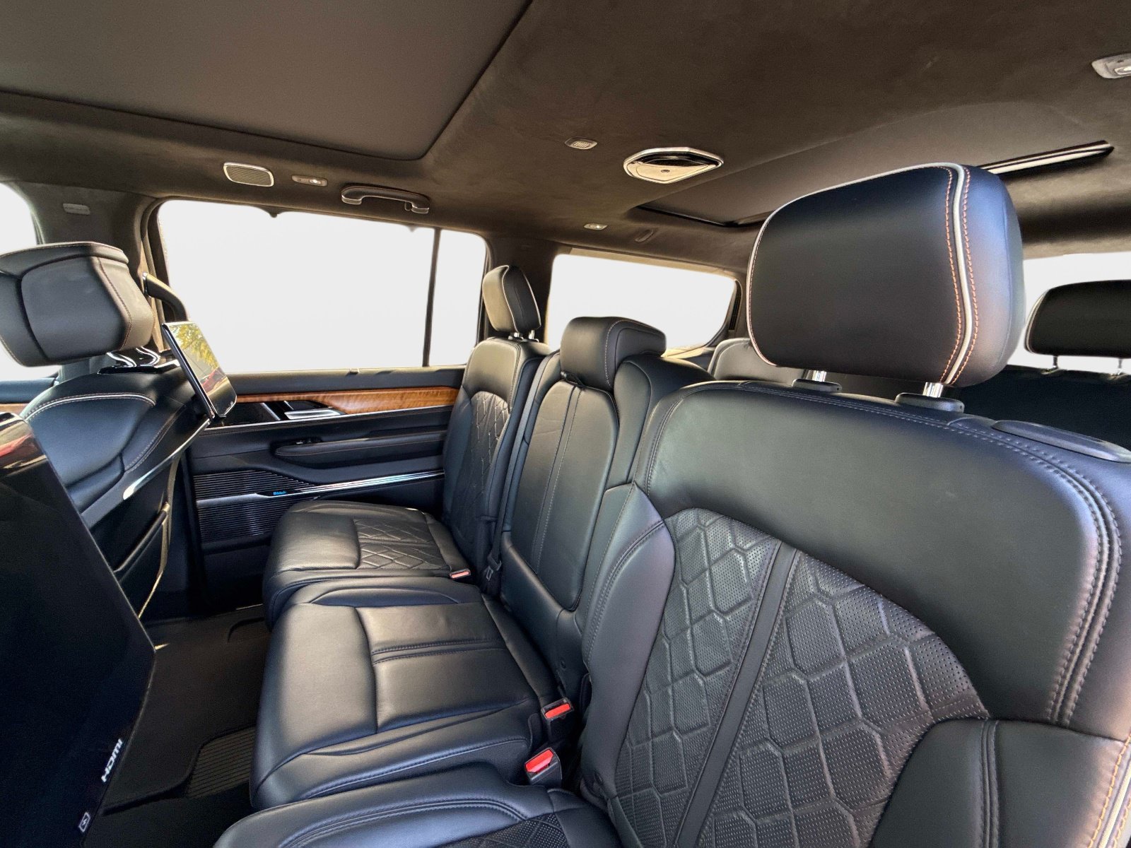 Used 2022 Jeep Grand Wagoneer Series III w/ Rear Seat Video Group 1 AWD/4WD image 17