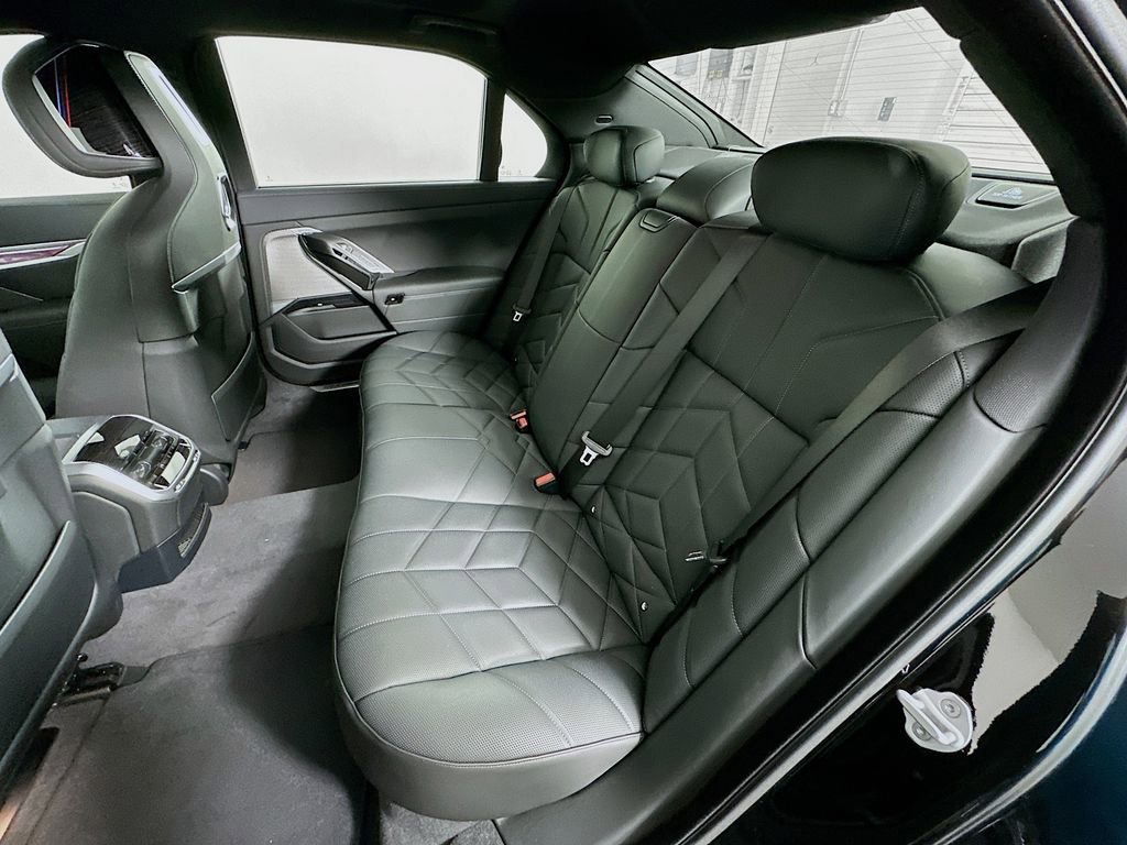 New 2026 BMW 750e xDrive w/ Executive Package image 17