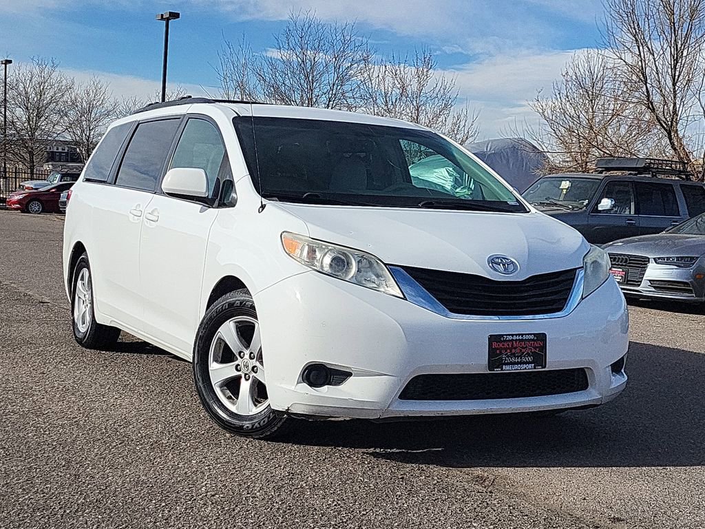 Used 2012 Toyota Sienna LE w/ Towing Pkg image 2