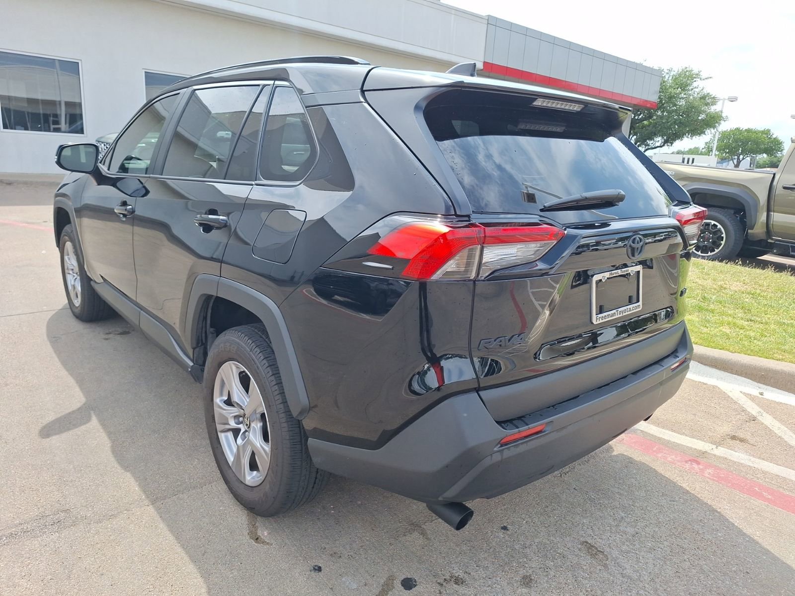 Used 2025 Toyota RAV4 XLE w/ Convenience Package image 4