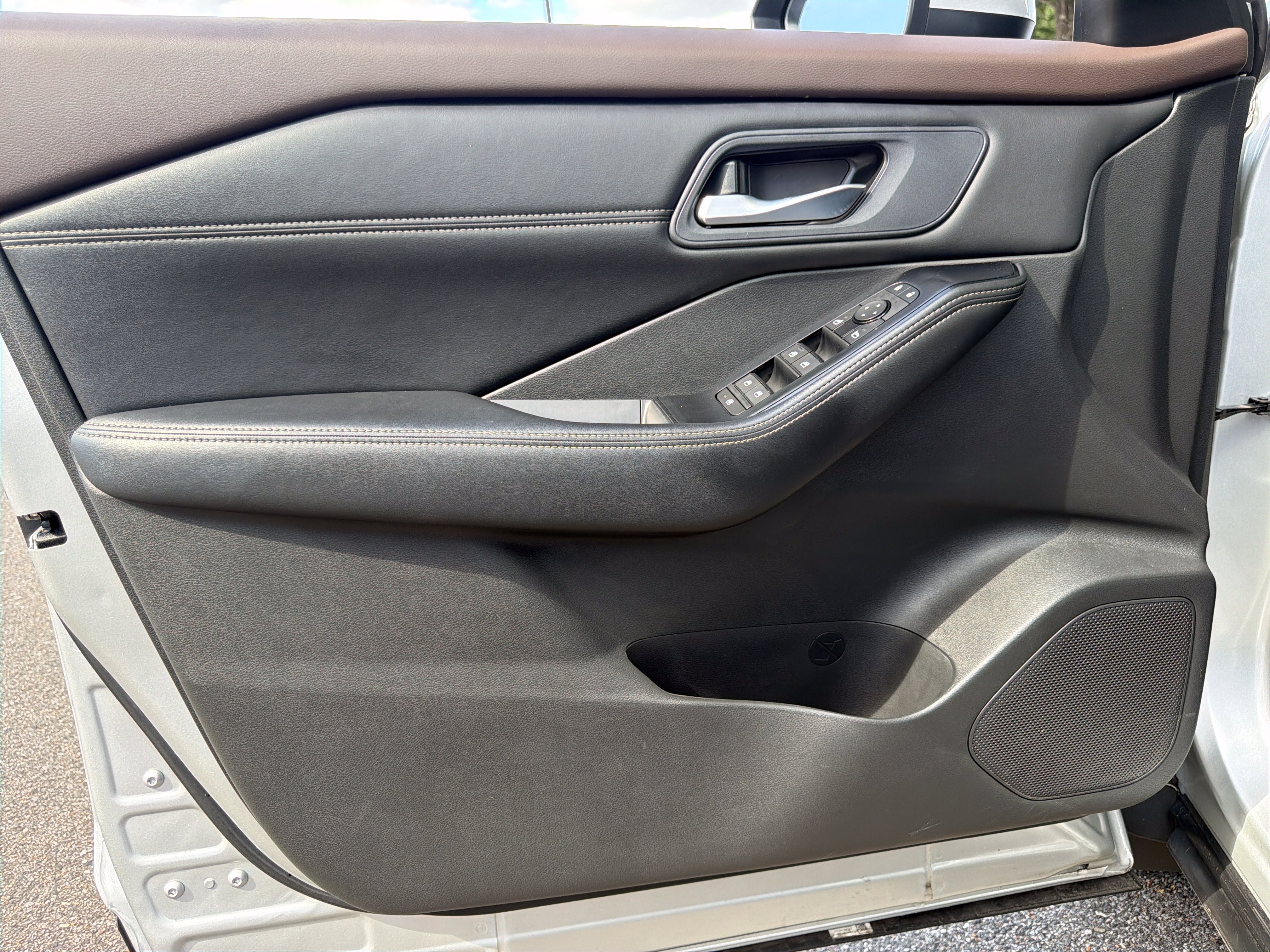 Used 2023 Nissan Rogue SV w/ SV Premium B Package FWD image 29