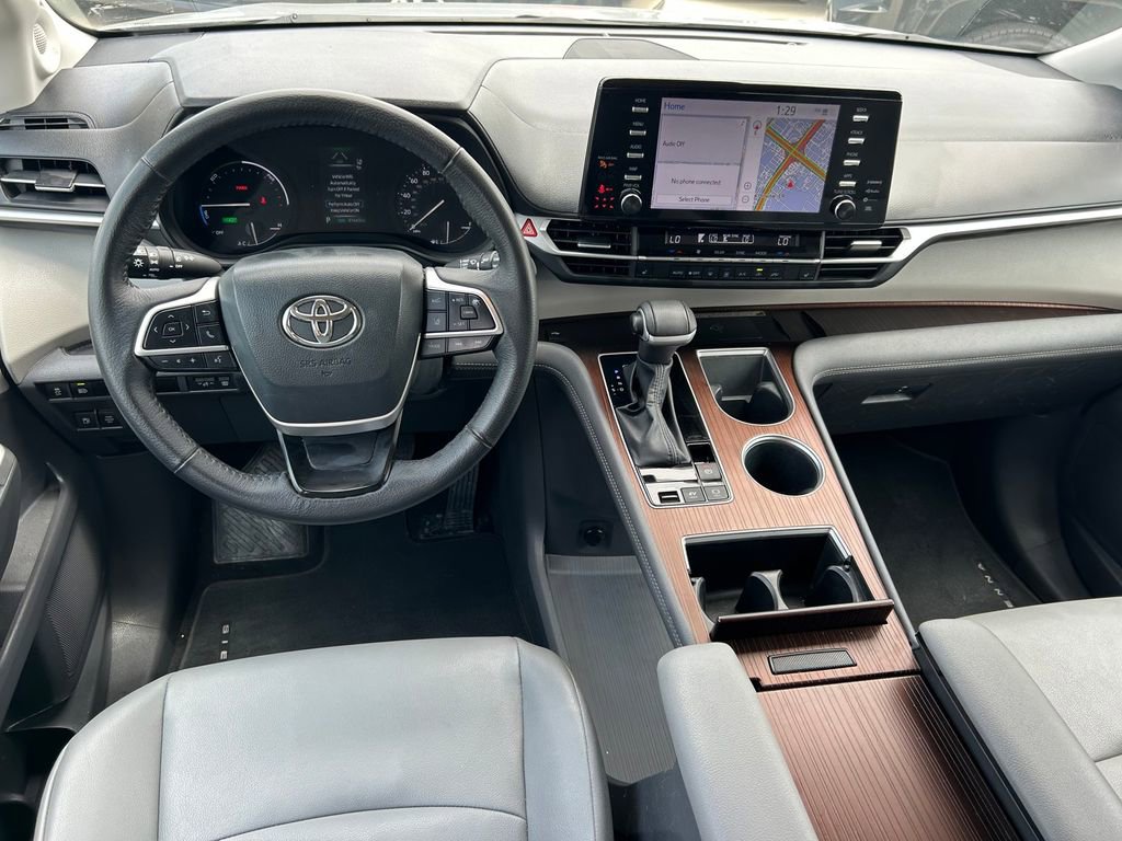 Used 2024 Toyota Sienna XLE w/ XLE Plus Package FWD image 17