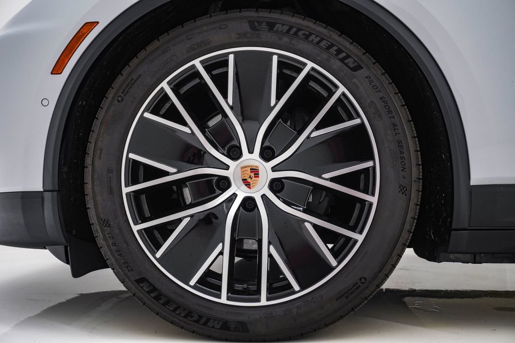Certified 2025 Porsche Macan 4 Electric AWD/4WD image 13