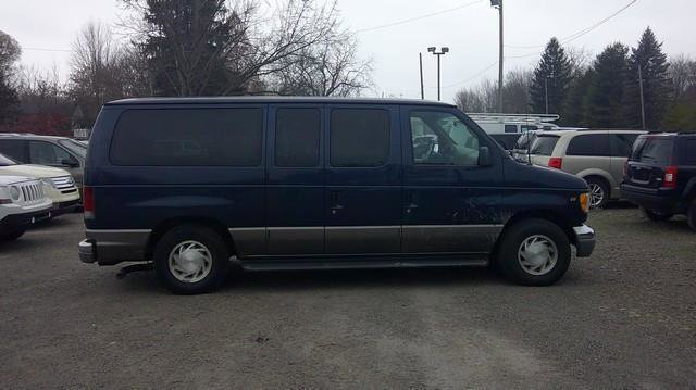 Used 2002 Ford E-150 and Econoline 150 Wagon RWD image 11
