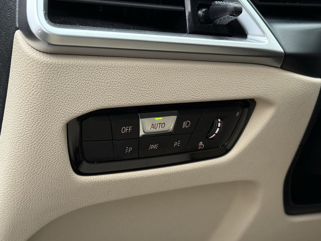 Used 2025 BMW 330i xDrive Sedan w/ Convenience Package image 16