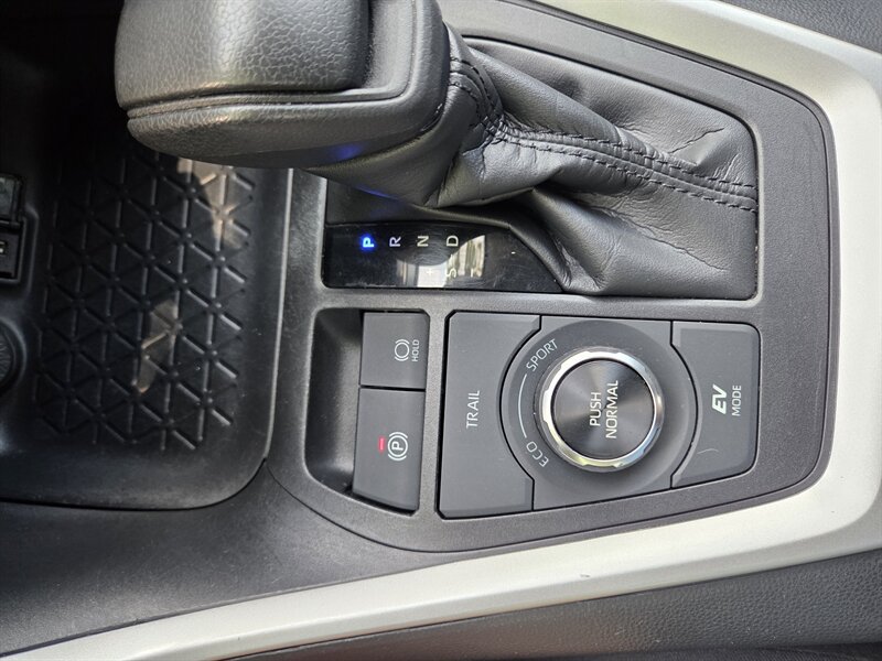 Used 2022 Toyota RAV4 LE AWD/4WD image 21