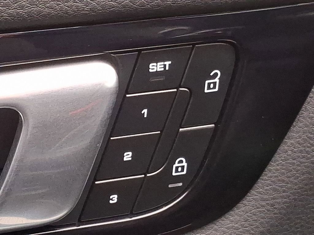 Used 2023 Porsche Cayenne w/ Premium Package image 24