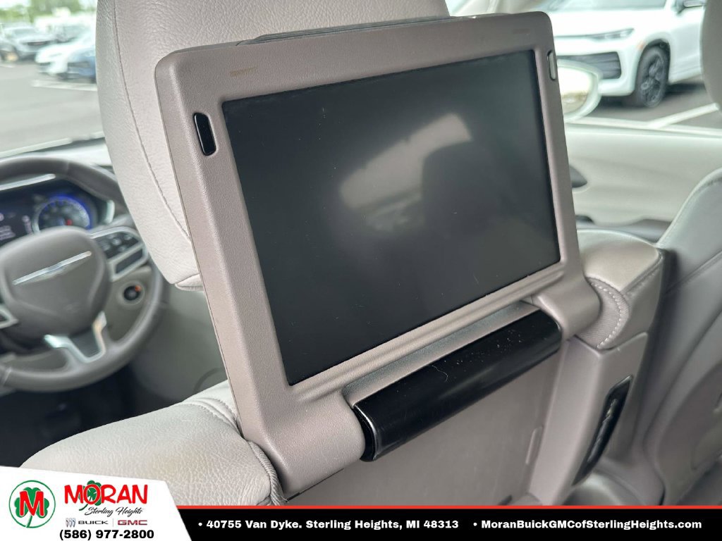 Used 2017 Chrysler Pacifica Touring-L Plus FWD image 11