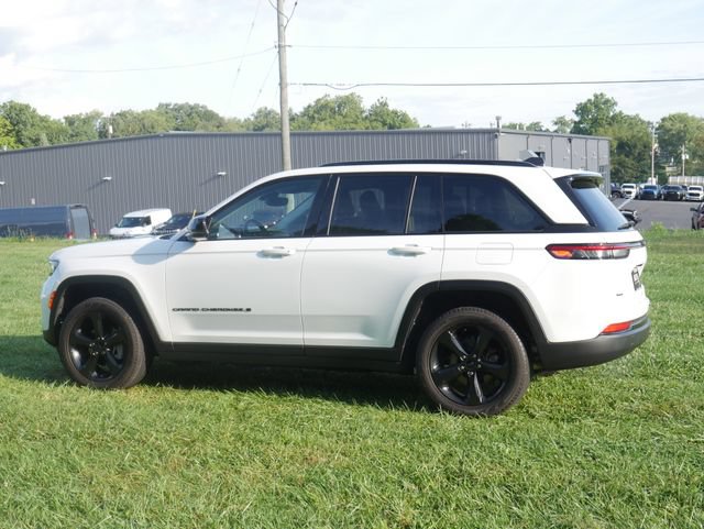 Used 2023 Jeep Grand Cherokee Limited w/ Black Appearance Package AWD/4WD image 10