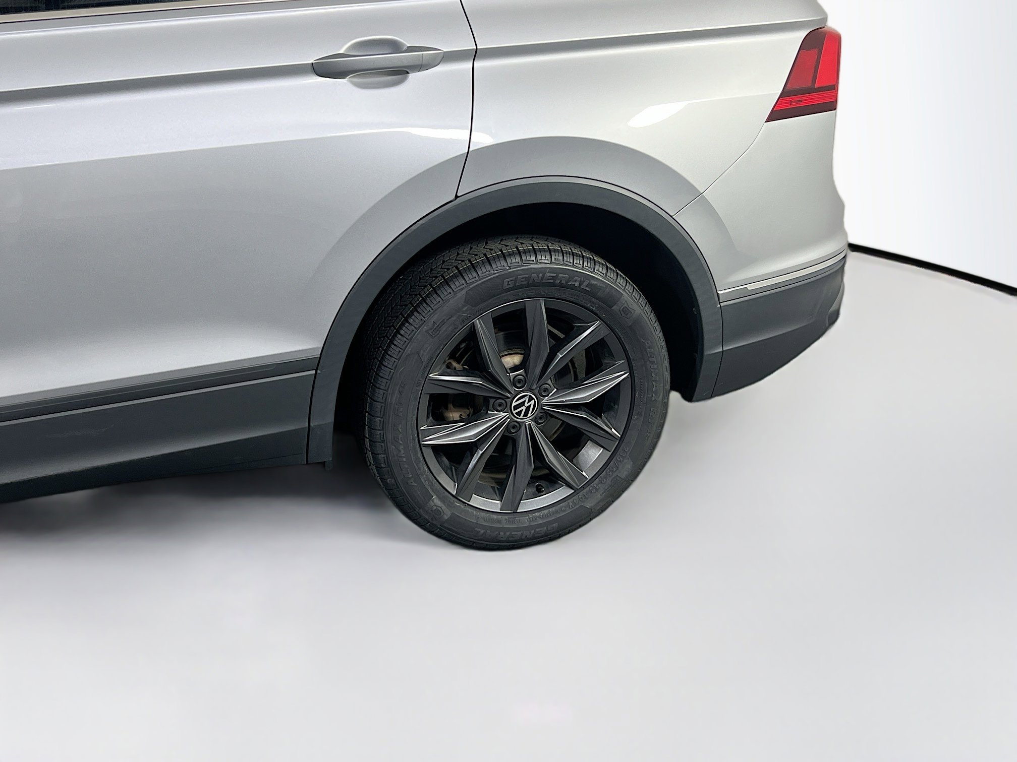 Used 2022 Volkswagen Tiguan SE AWD/4WD image 29