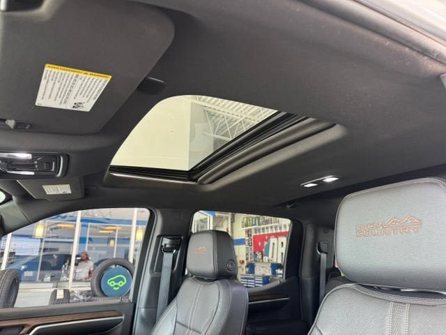 Used 2022 Chevrolet Silverado 1500 High Country w/ High Country Premium Package AWD/4WD image 8