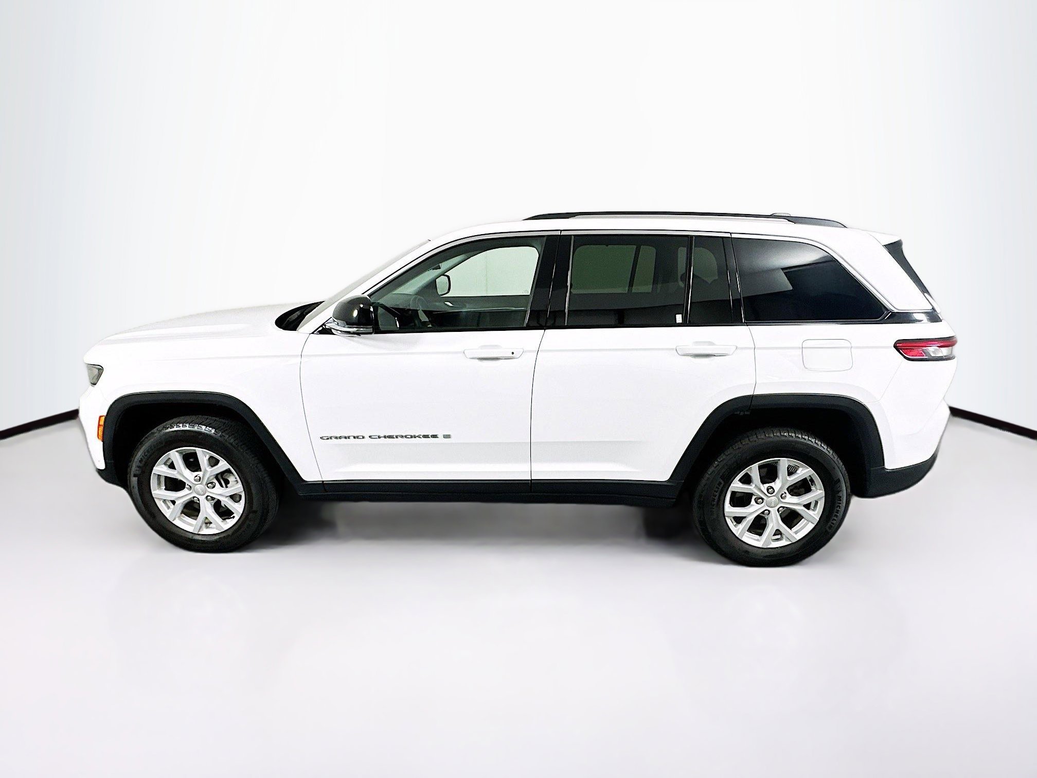 Used 2023 Jeep Grand Cherokee Limited w/ Luxury Tech Group II RWD image 4