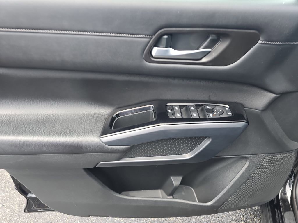 Used 2024 Nissan Pathfinder SL image 19