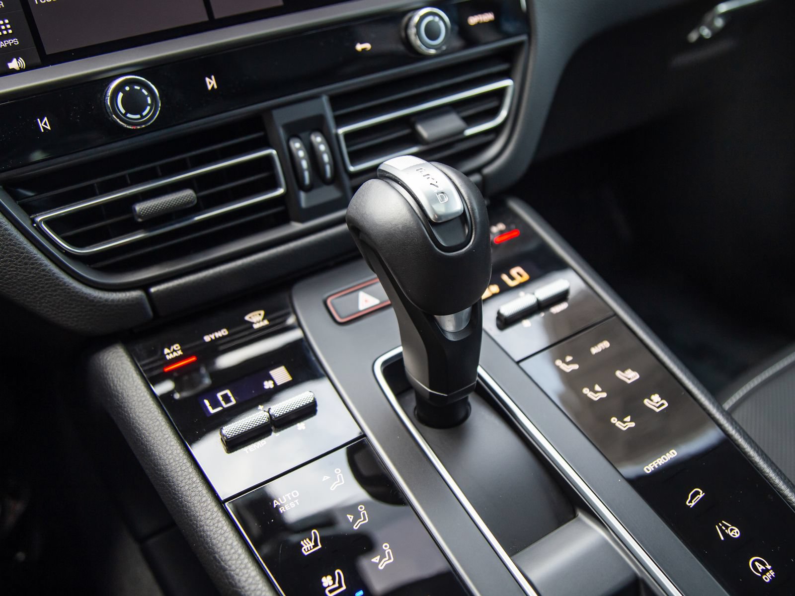Certified 2024 Porsche Macan S AWD/4WD image 11