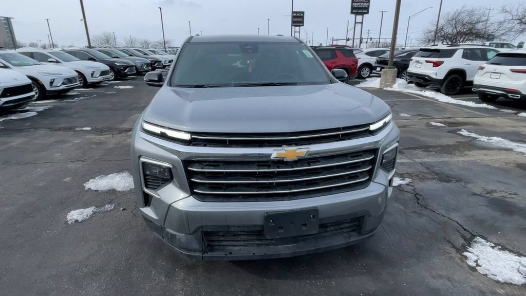 Used 2025 Chevrolet Traverse LT FWD image 4