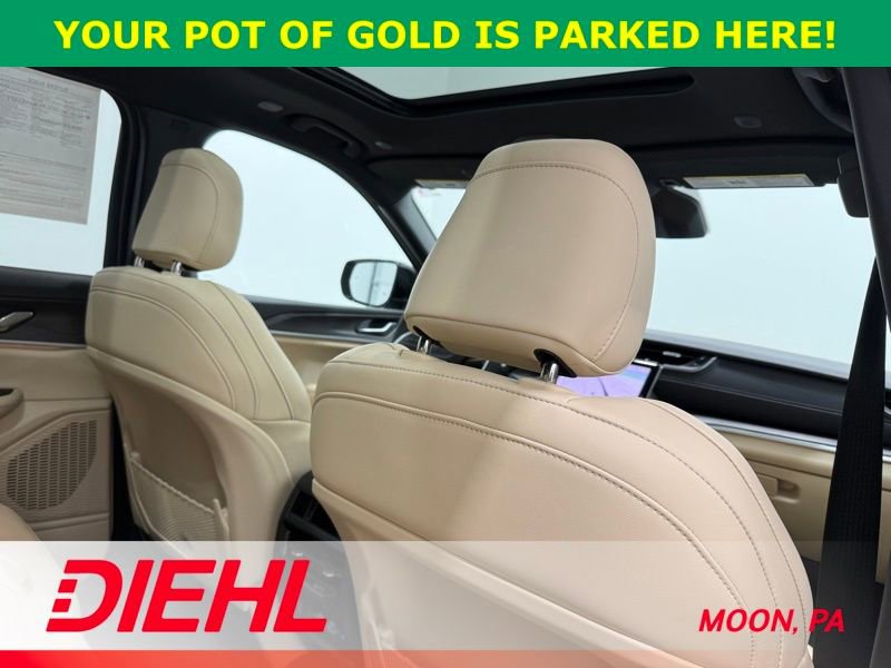 Used 2025 Jeep Grand Cherokee Limited w/ Black Appearance Package image 13