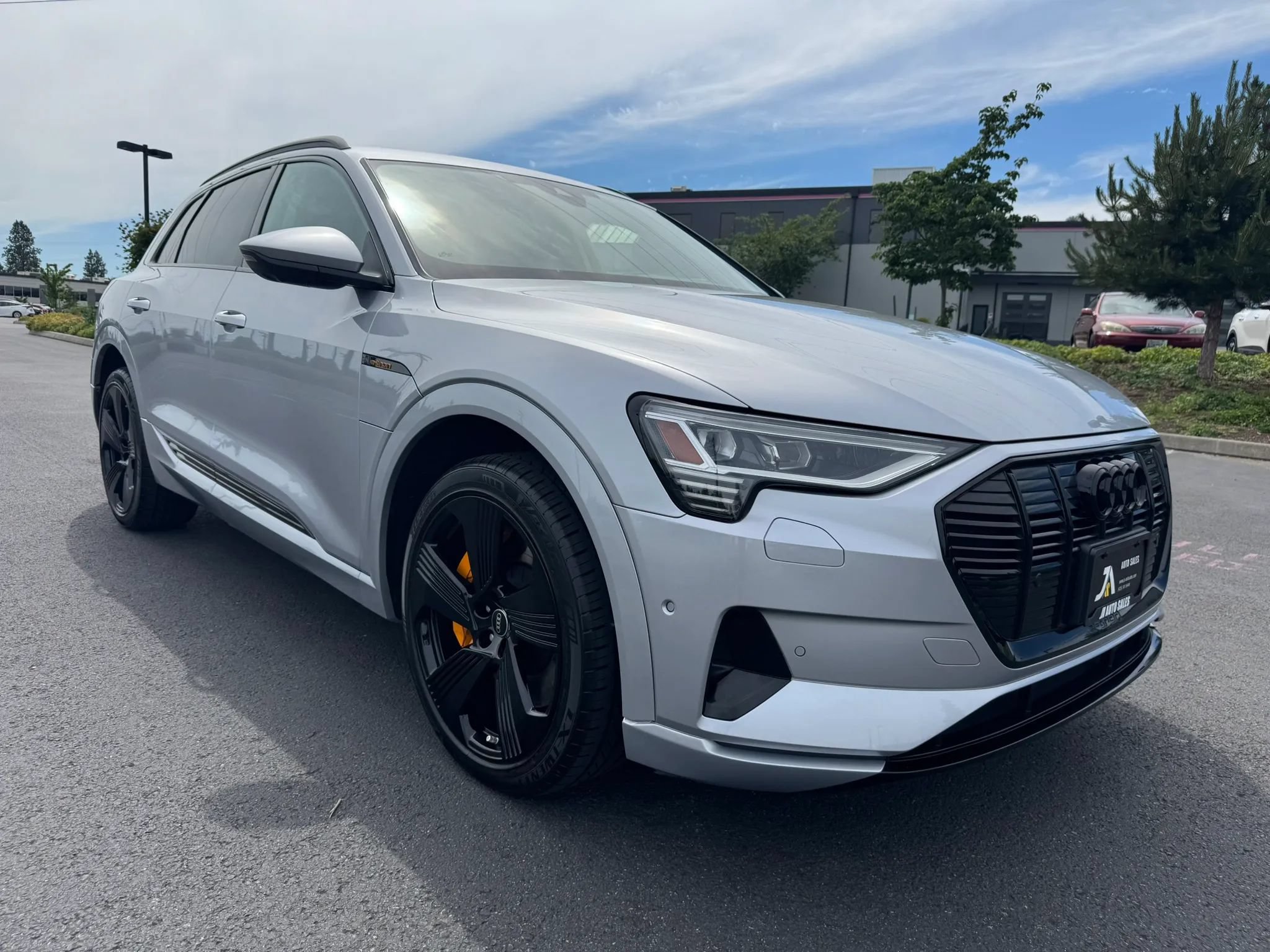 Used 2022 Audi e-tron Premium Plus w/ Premium Plus Package AWD/4WD image 2