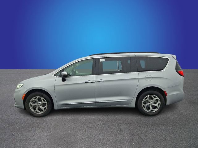 Used 2023 Chrysler Pacifica Limited w/ Uconnect Theater Family Group image 7
