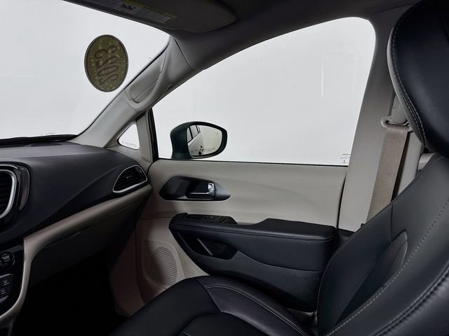 Used 2023 Chrysler Pacifica Touring-L image 23