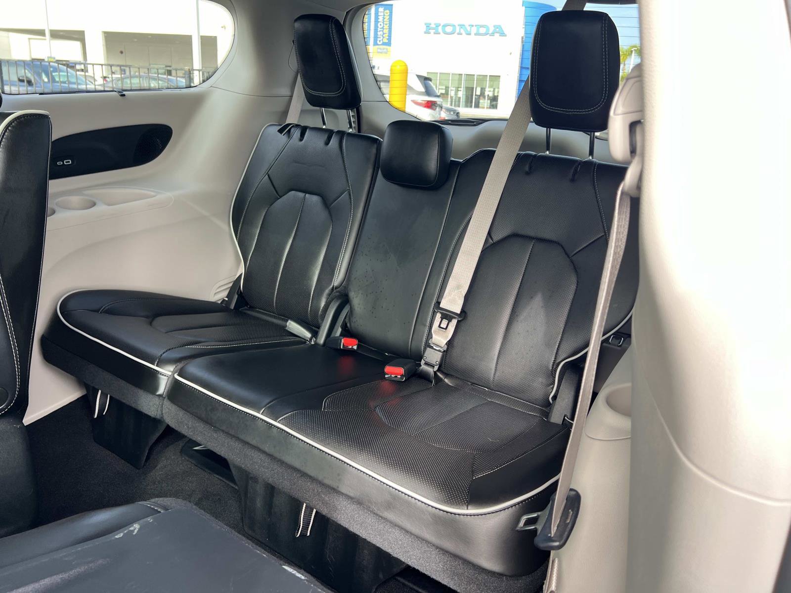 Used 2022 Chrysler Pacifica Limited w/ Uconnect Theater Family Group image 26