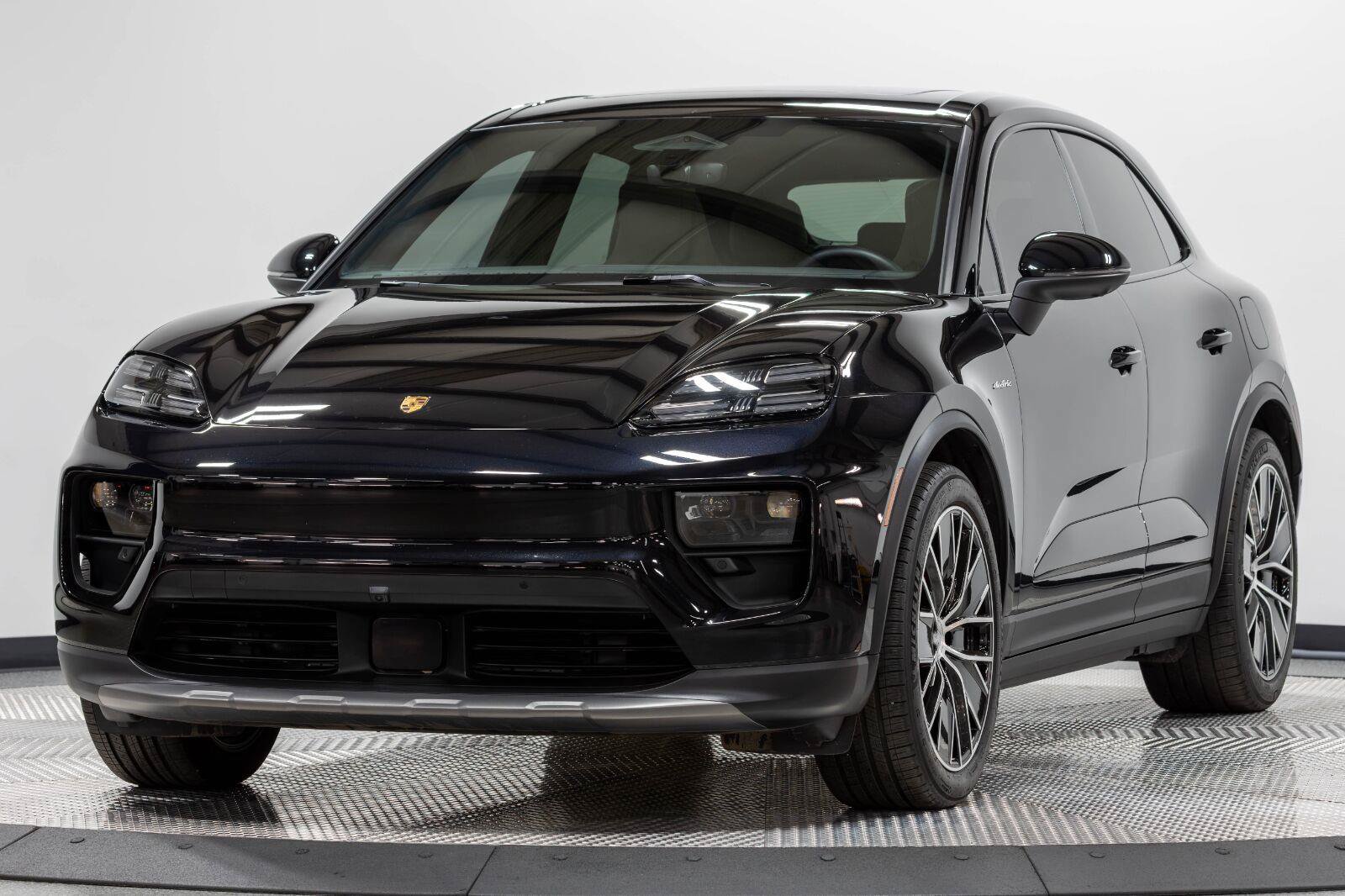Used 2025 Porsche Macan 4S Electric AWD/4WD image 7