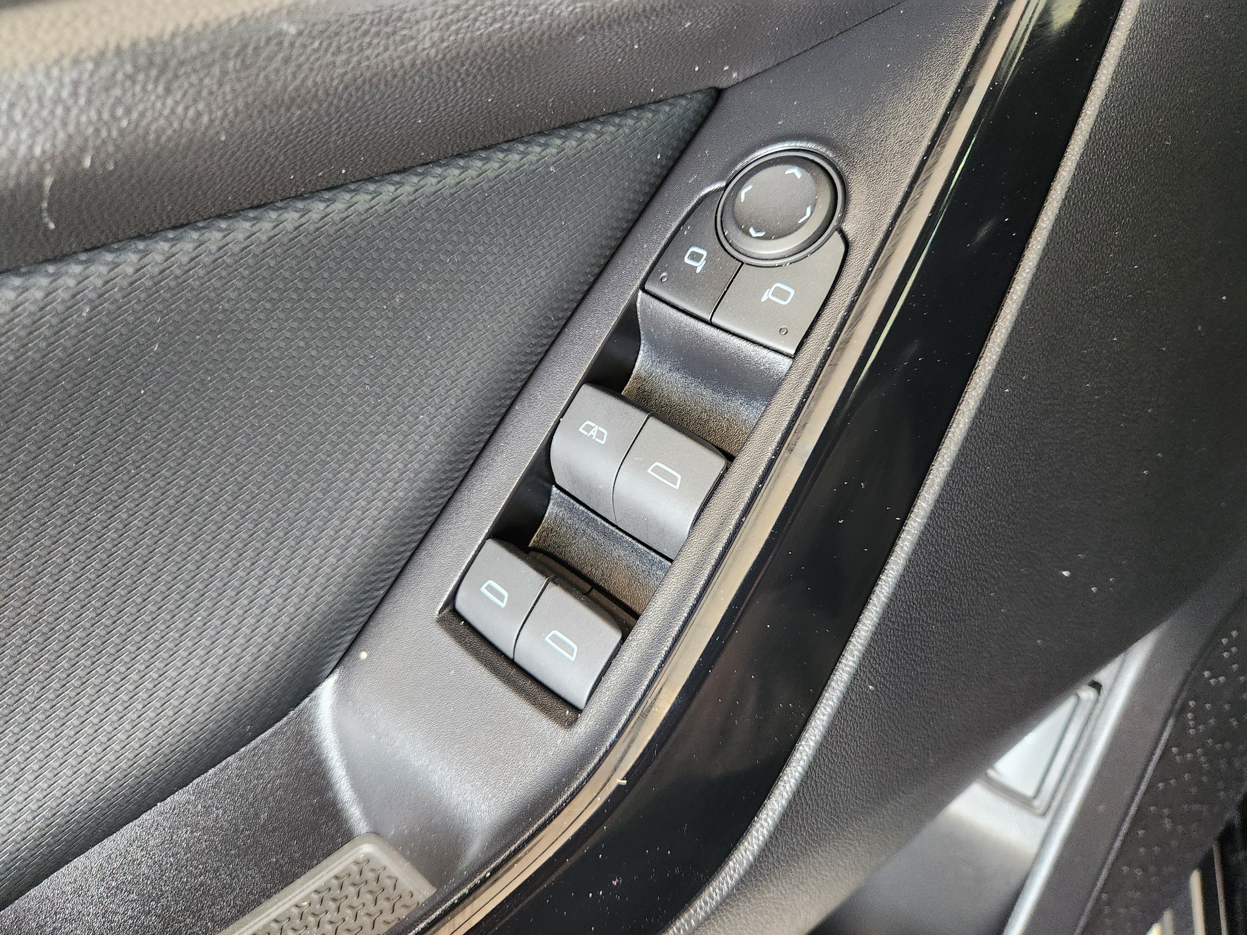 Used 2025 Chevrolet Equinox LT w/ Convenience Package II FWD image 24