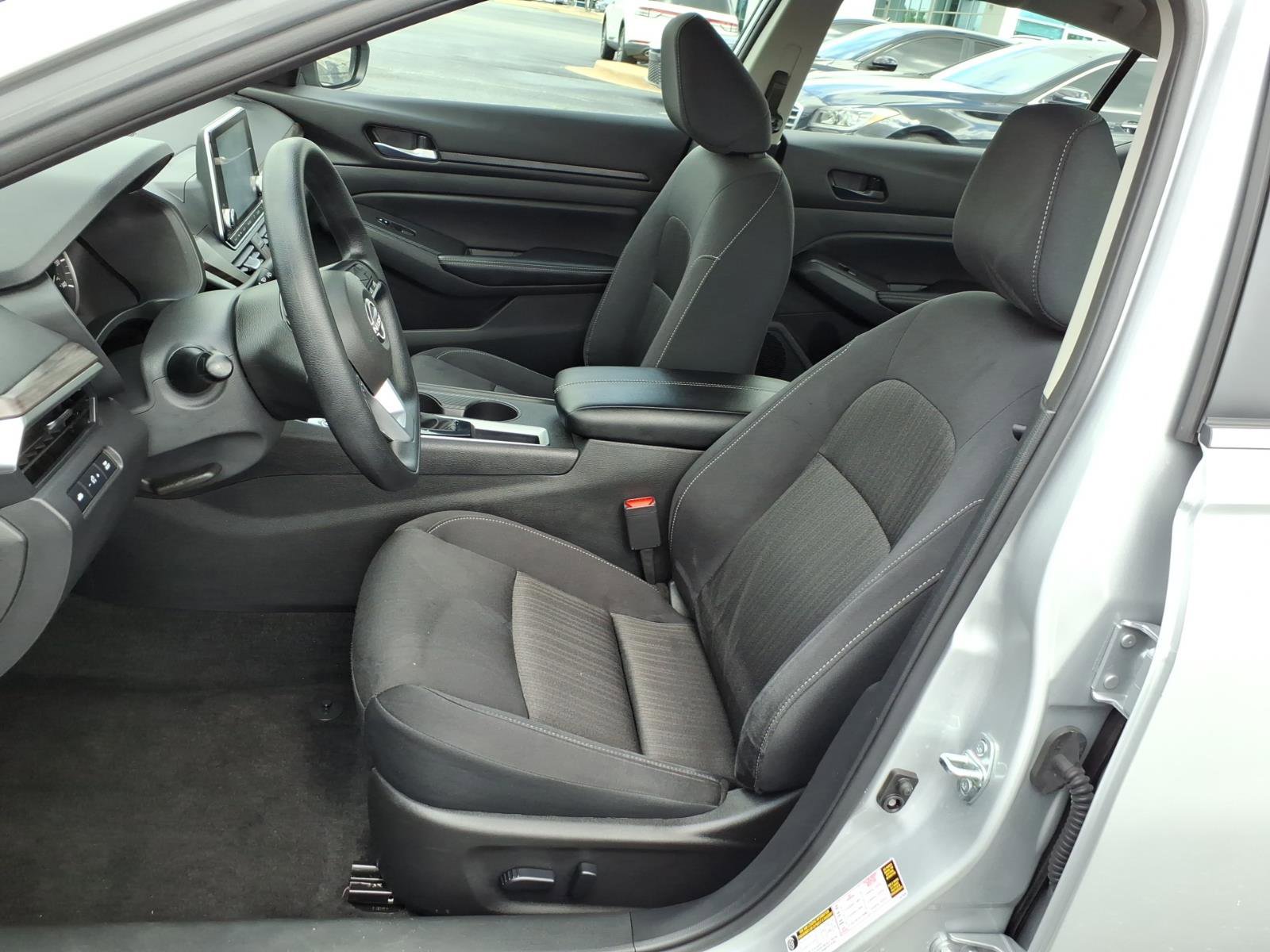 Used 2025 Nissan Altima 2.5 SV FWD image 10
