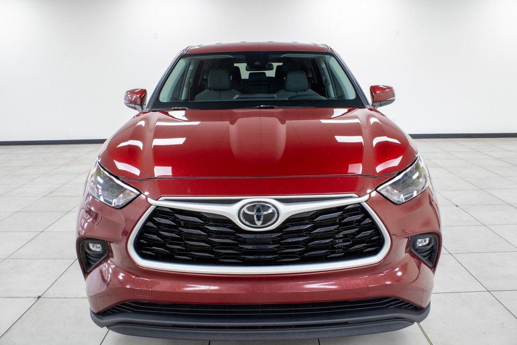 Used 2024 Toyota Highlander LE image 3