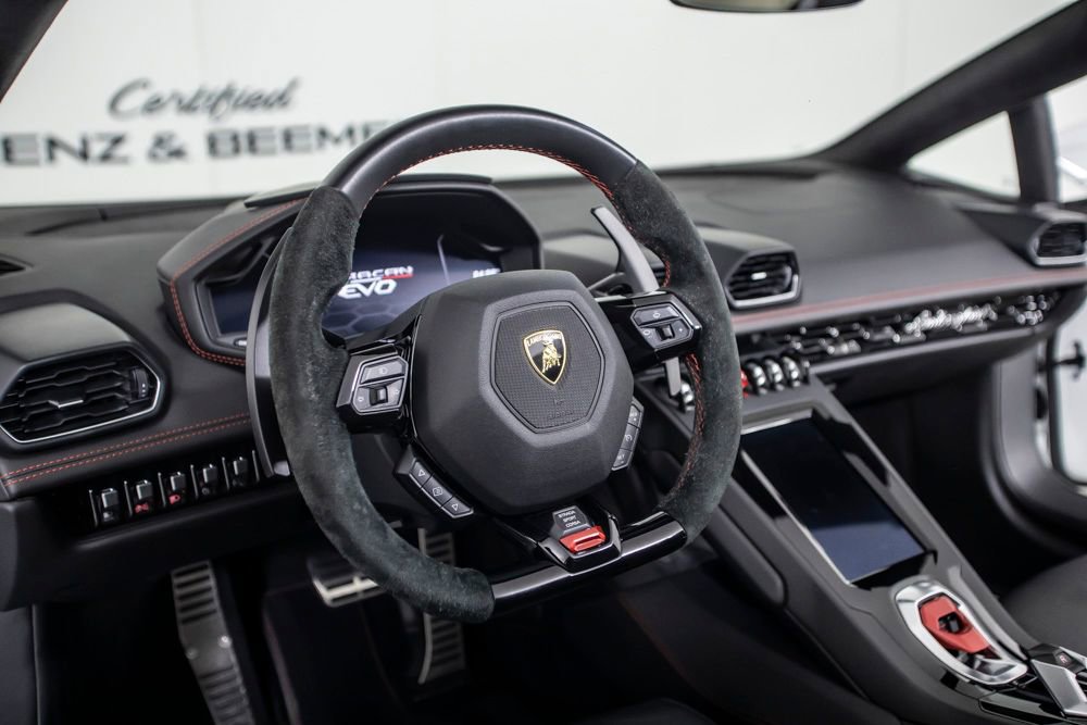 Used 2020 Lamborghini Huracan EVO image 32
