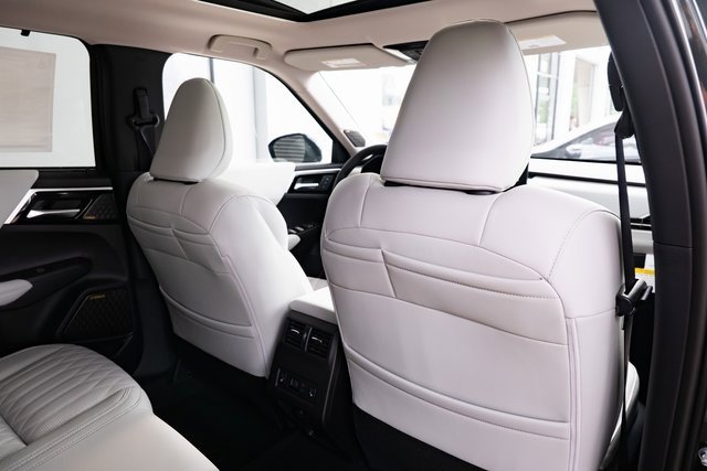 New 2025 Mitsubishi Outlander AWD image 30