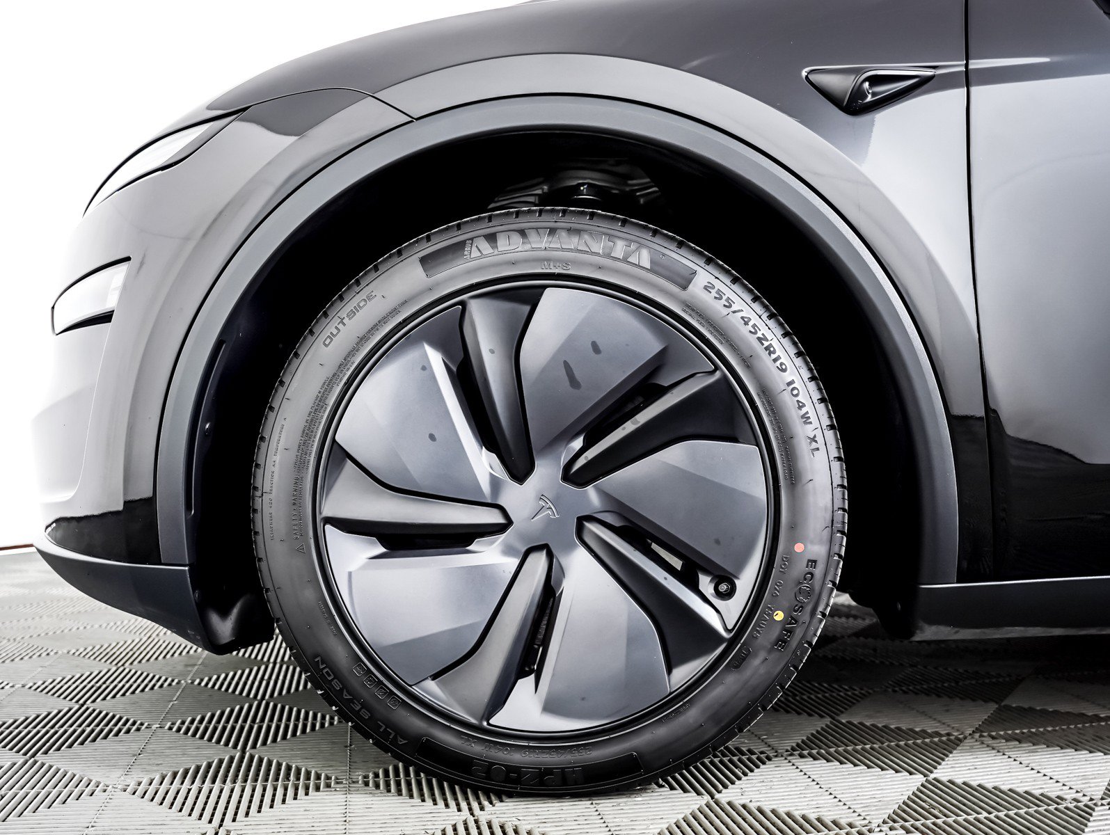 Used 2026 Tesla Model Y 2WD image 4