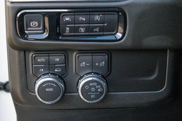Used 2025 GMC Yukon XL Denali AWD/4WD image 26
