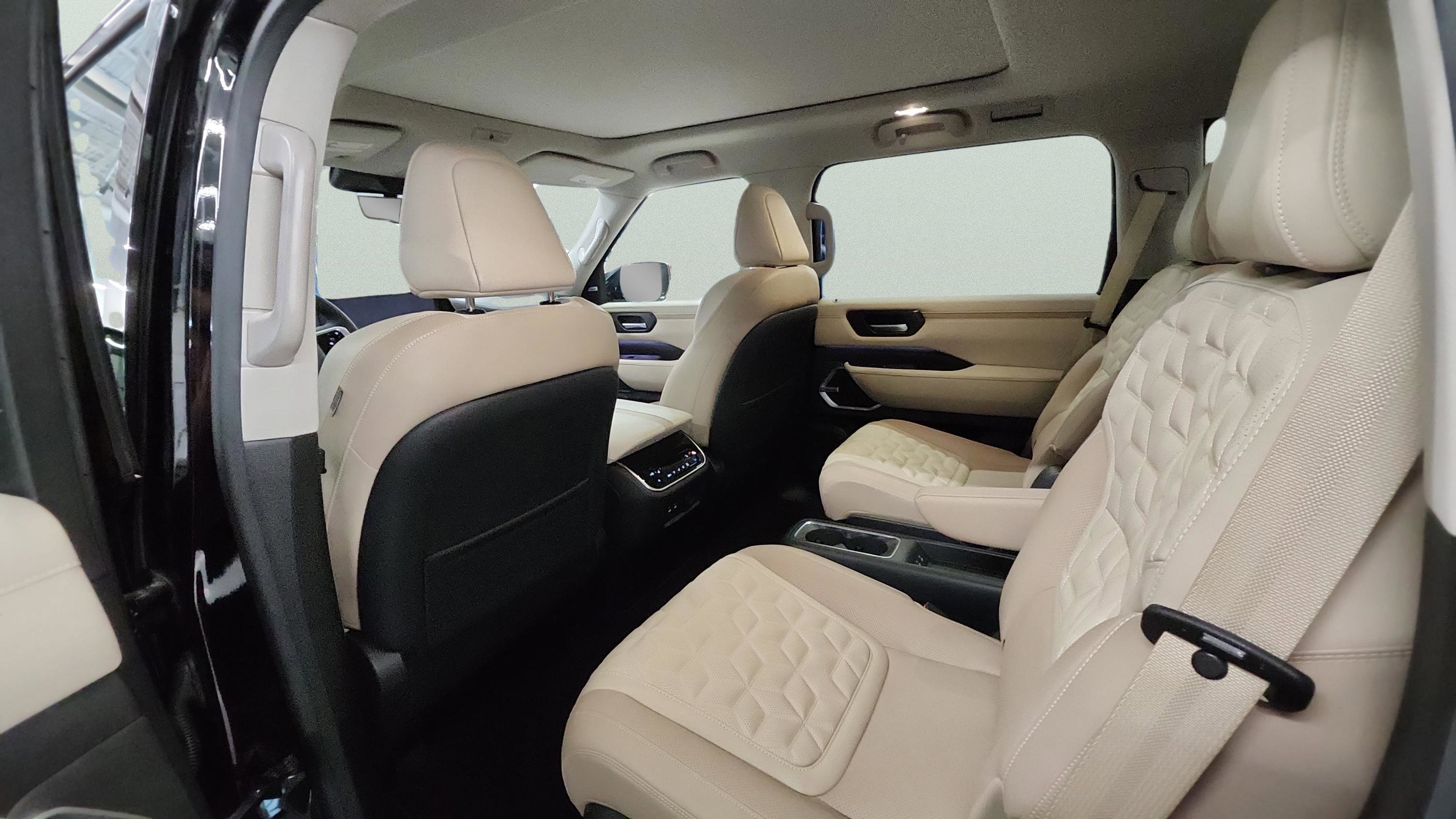 Used 2025 Nissan Armada Platinum AWD/4WD image 13
