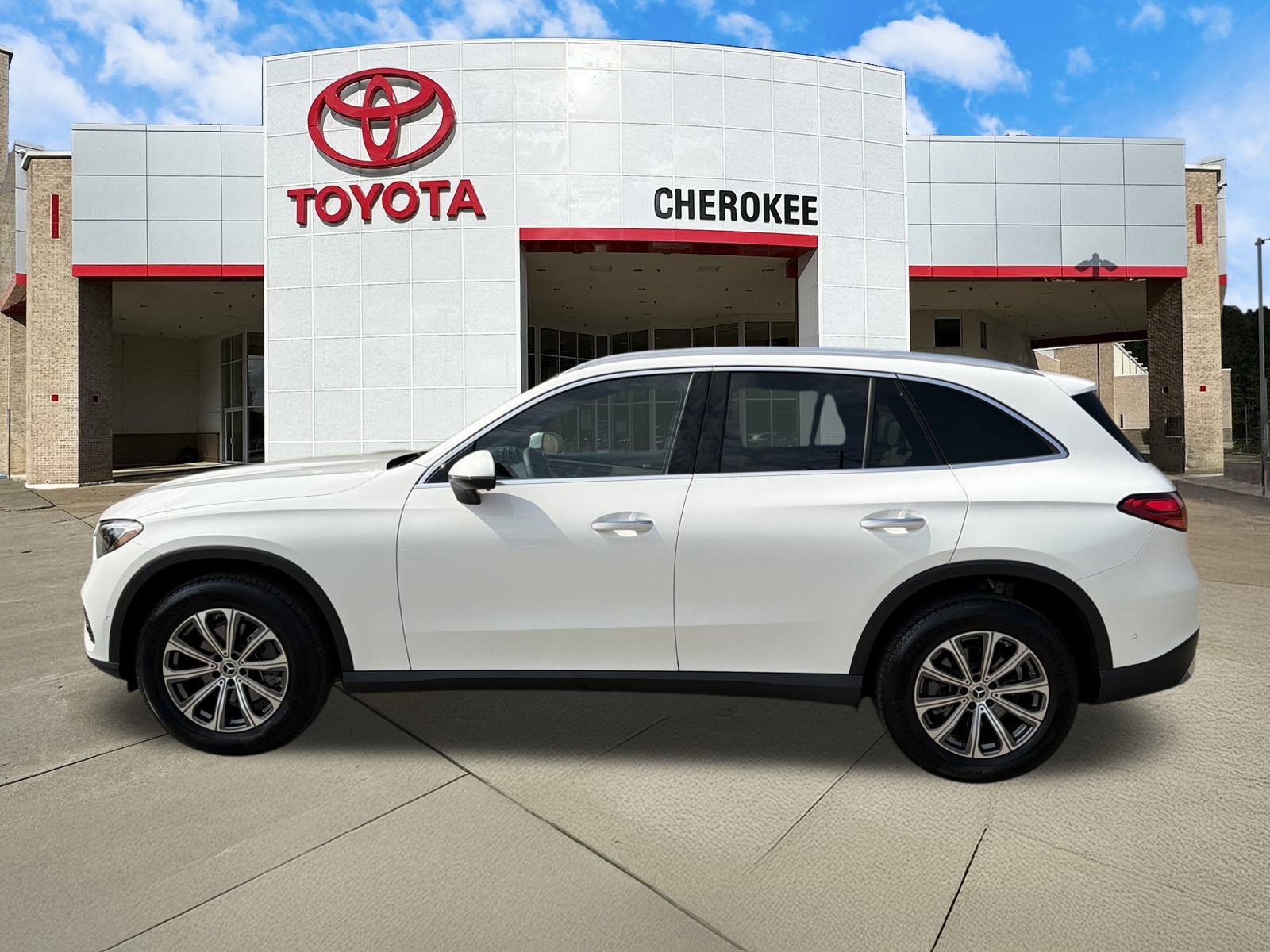 Used 2025 Mercedes-Benz GLC 300 4MATIC image 8