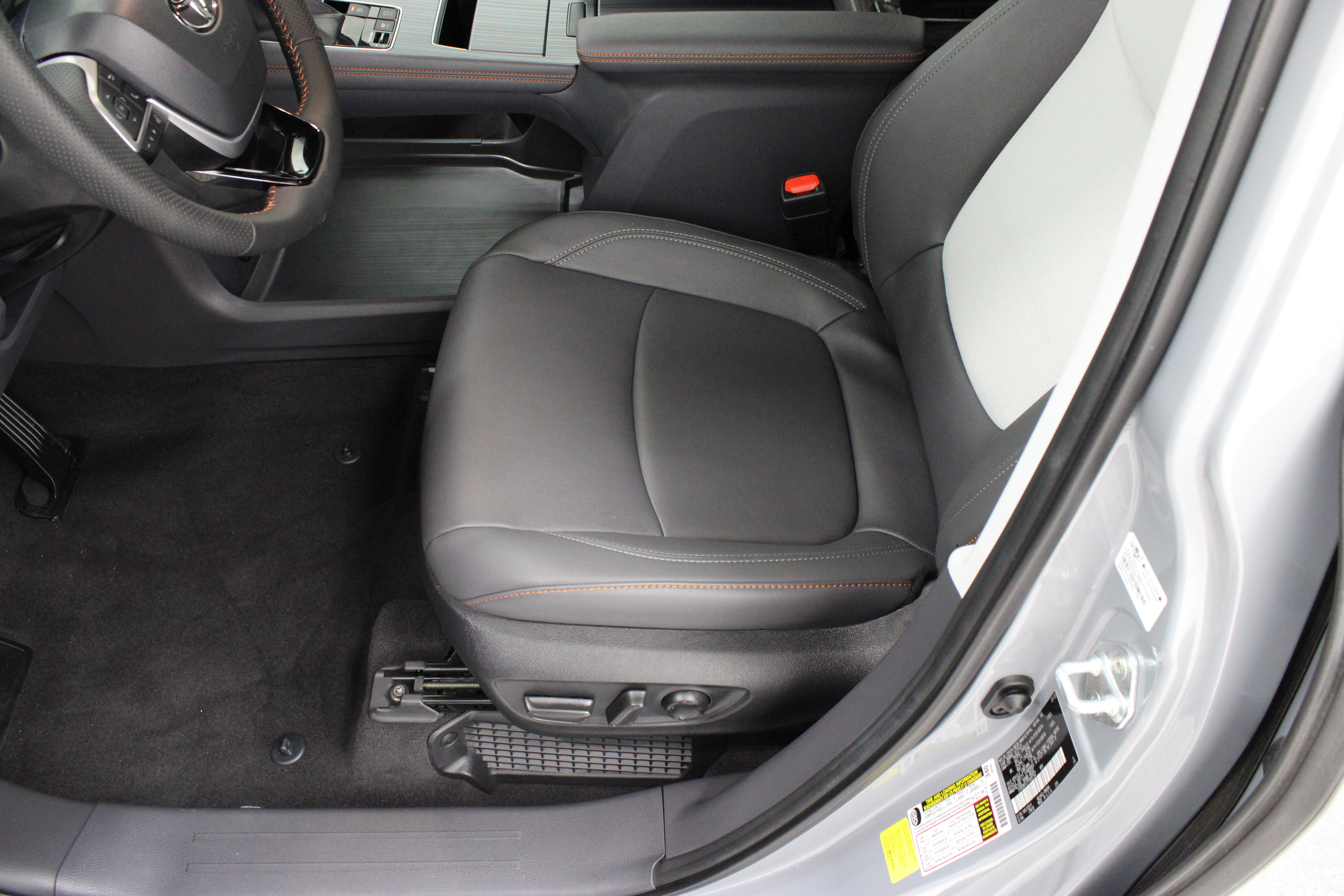 Used 2023 Toyota Sienna XSE w/ XSE Plus Package AWD/4WD image 14