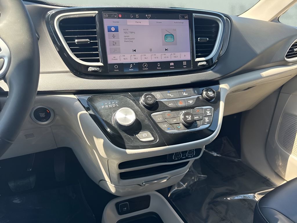 Used 2023 Chrysler Pacifica Touring-L image 16