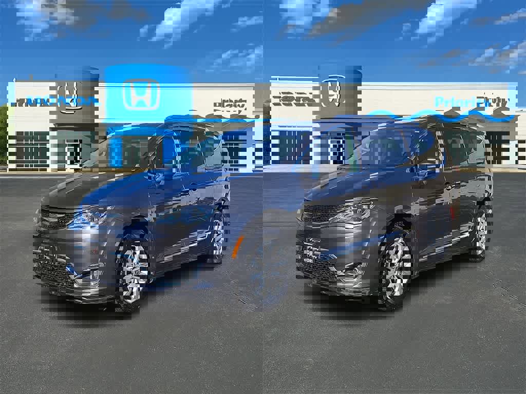 Used 2019 Chrysler Pacifica Touring-L image 1